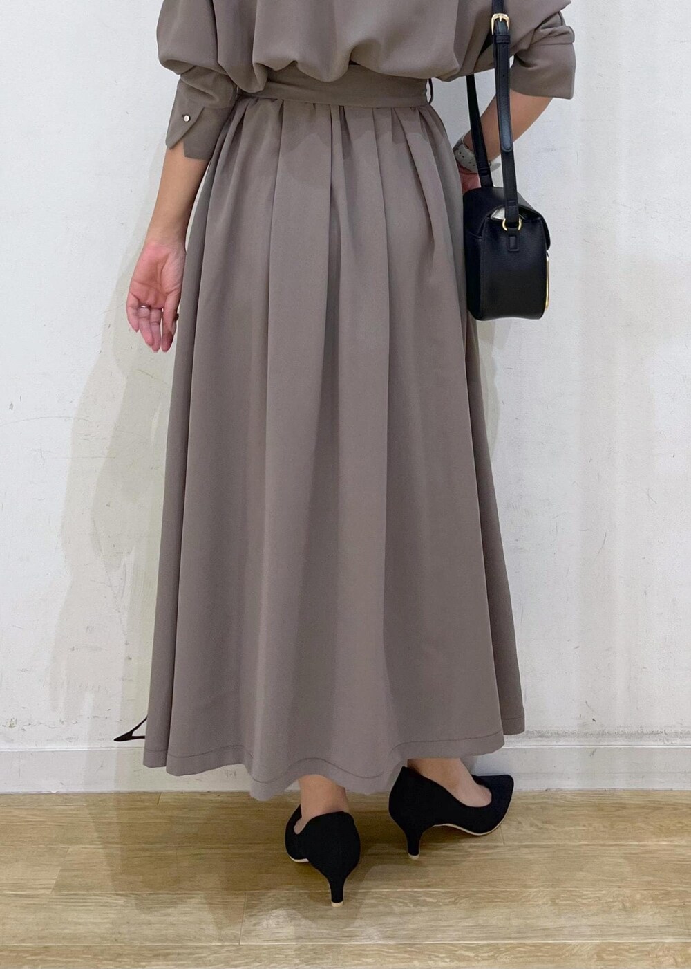 ブラック系のパンプス、ブラック系のパンプス、ブラック系のパンプスを着用したレディースの夏コーディネートの8枚目の写真