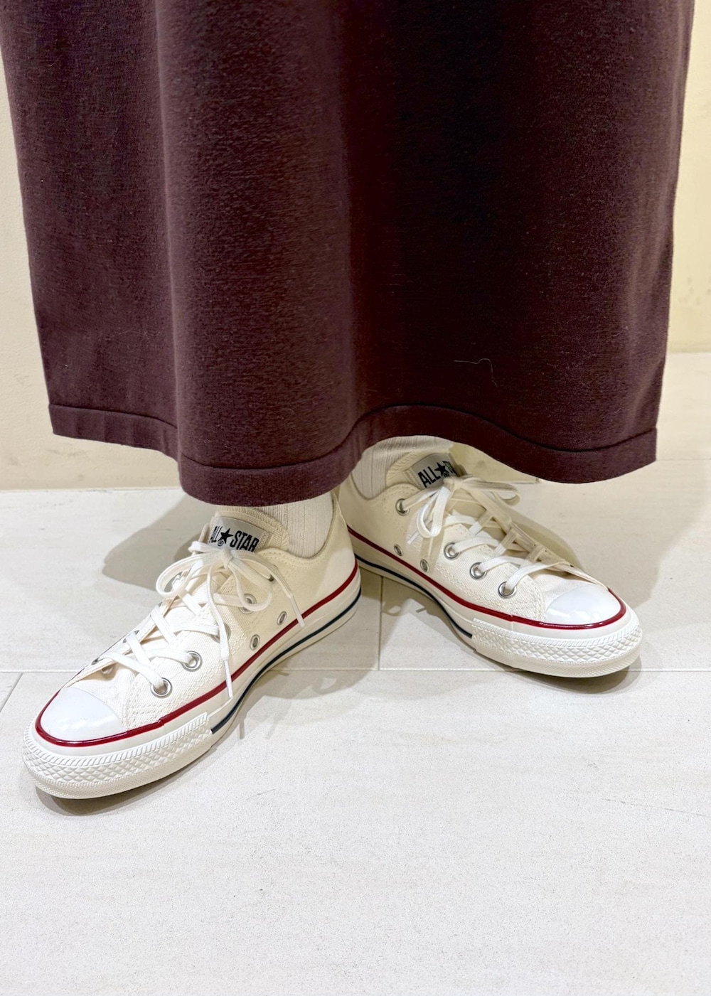 ブラウン系のワンピース、ブラック系のボディバッグ/ウエストポーチ、ホワイト系のスニーカーを着用したレディースの冬コーディネートの9枚目の写真