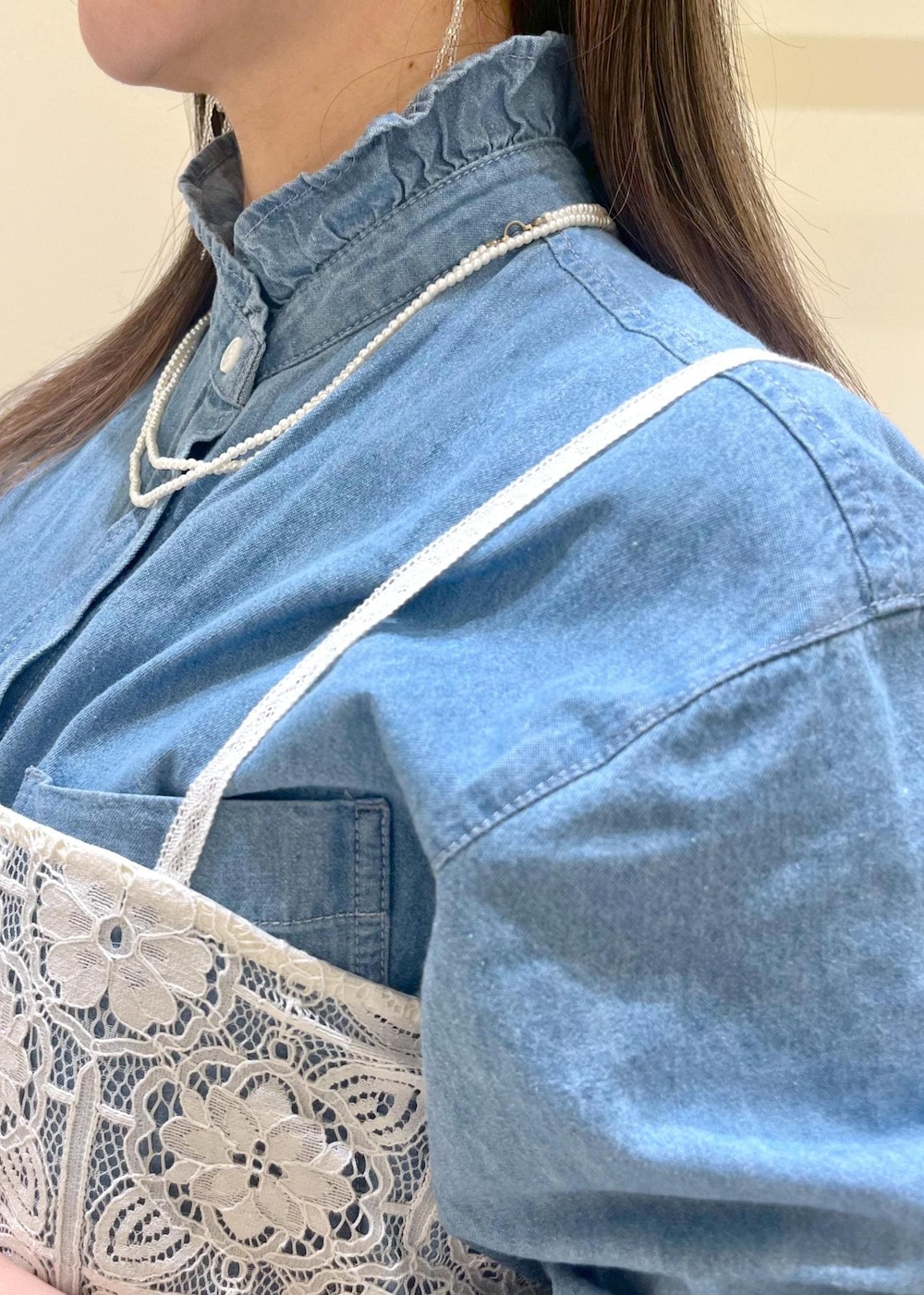 ブルー系のデニムパンツ、ホワイト系のキャミソール、ブラック系のハンドバッグを着用したレディースの春コーディネートの5枚目の写真