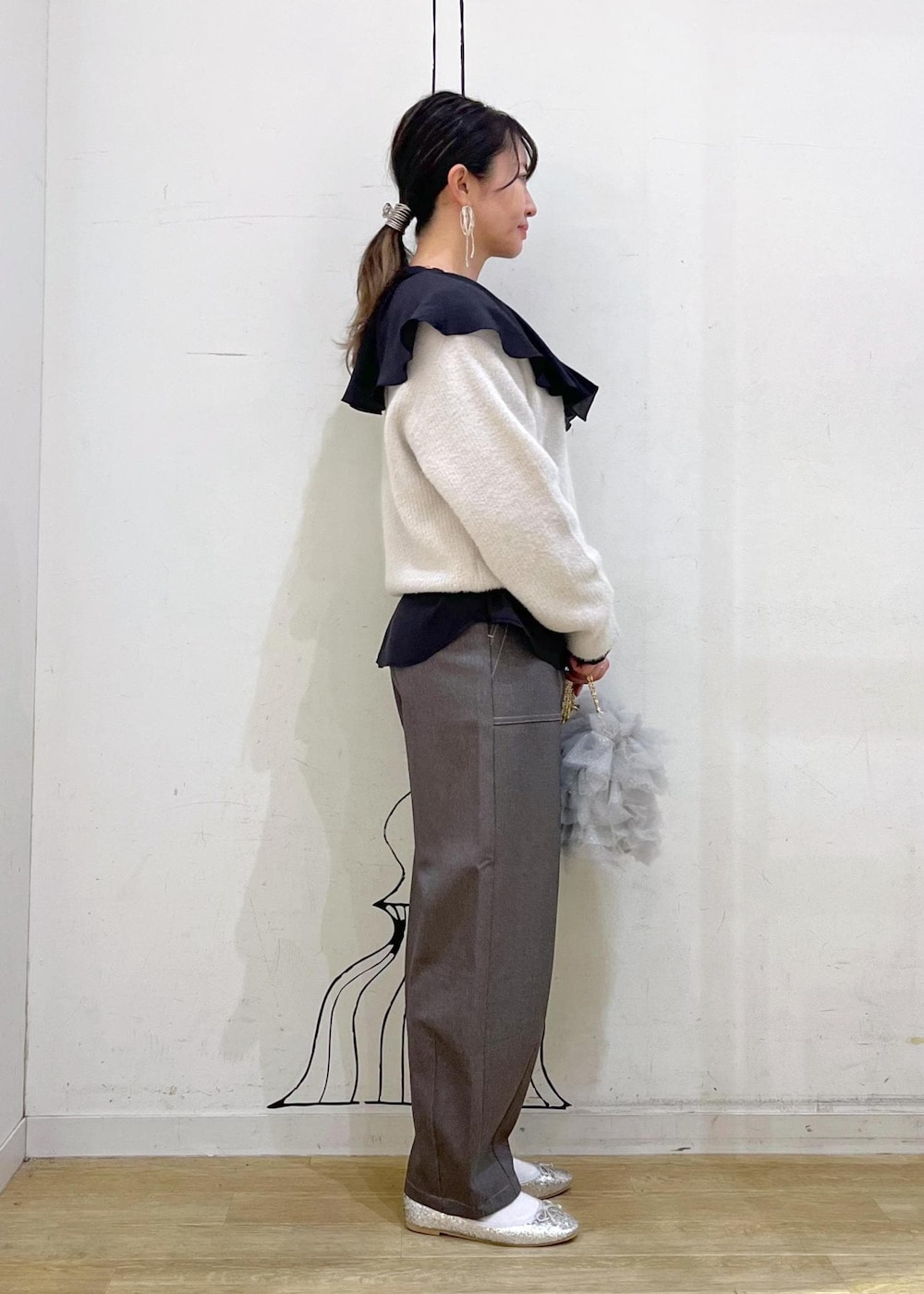 ブラック系のシャツ/ブラウス、シルバー系のバレエシューズ、グレー系のその他パンツを着用したレディースの冬コーディネートの2枚目の写真