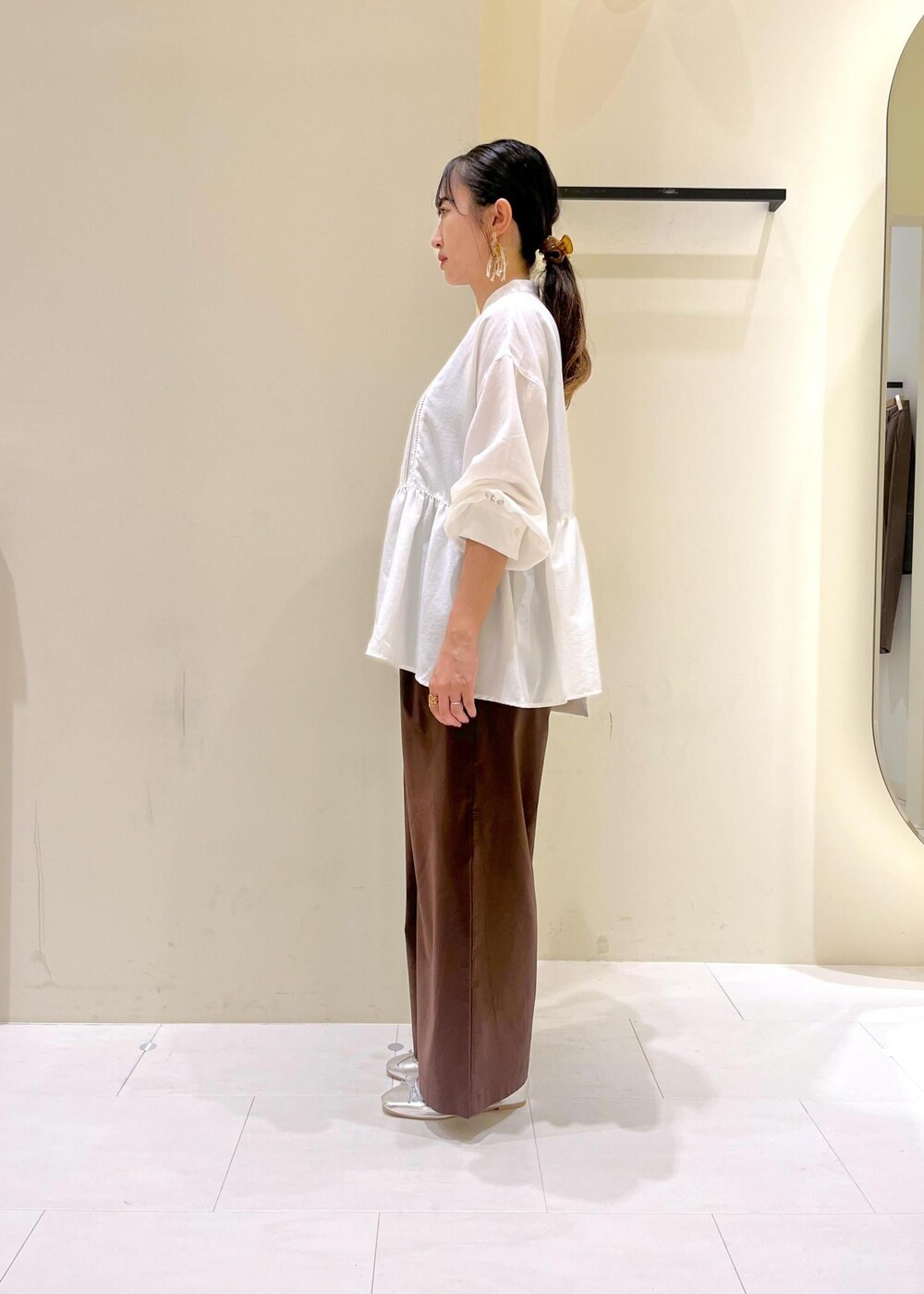 シルバー系のバレエシューズ、ブラウン系のその他パンツ、ホワイト系のシャツ/ブラウスを着用したレディースの秋コーディネートの4枚目の写真