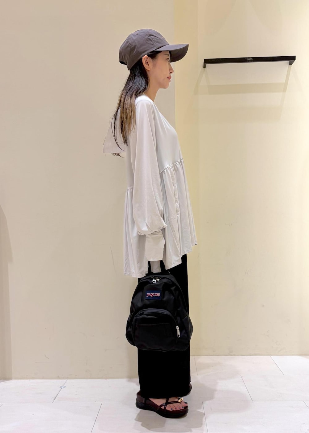 グレー系のパーカー、ブラック系のニット/セーター、ブラック系のその他パンツを着用したレディースの夏コーディネートの2枚目の写真