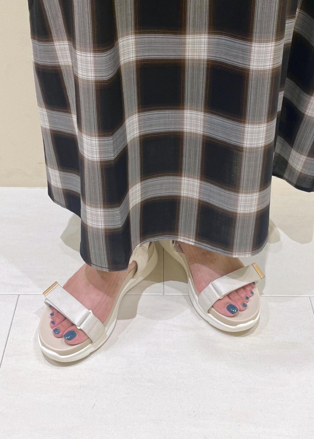 ブラック系のニット/セーター、ホワイト系のサンダル、レッド系のトートバッグを着用したレディースの夏コーディネートの10枚目の写真