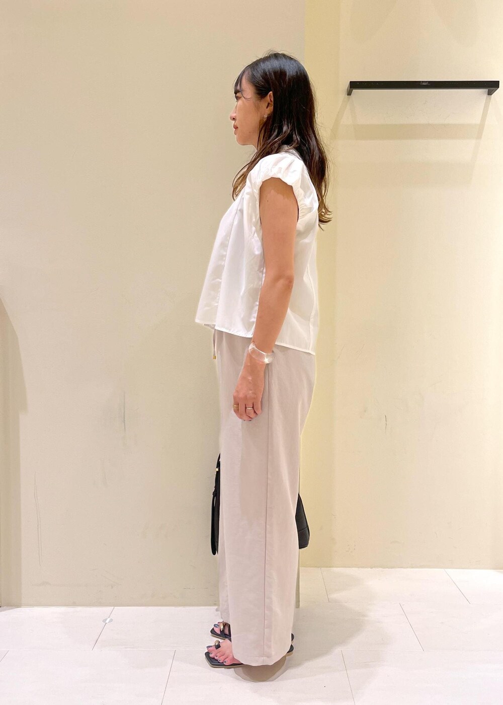 その他のニット/セーター、ベージュ系のその他パンツ、ブラック系のサンダルを着用したレディースの夏コーディネートの4枚目の写真