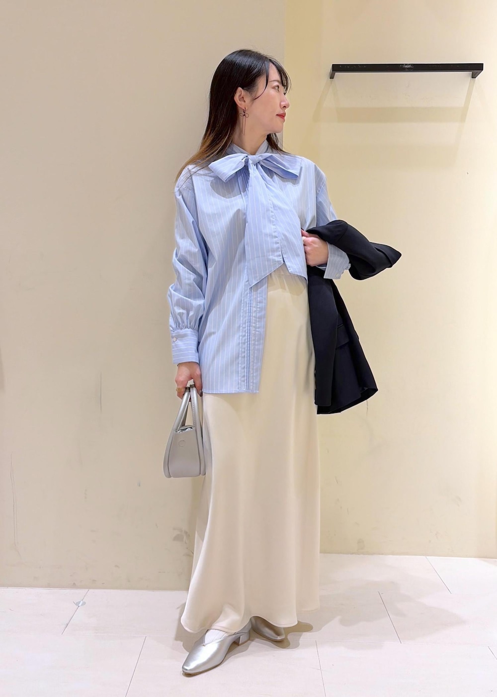 シルバー系のショルダーバッグ、ブルー系のテーラードジャケット、ブルー系のシャツ/ブラウスを着用したレディースの冬コーディネートの10枚目の写真