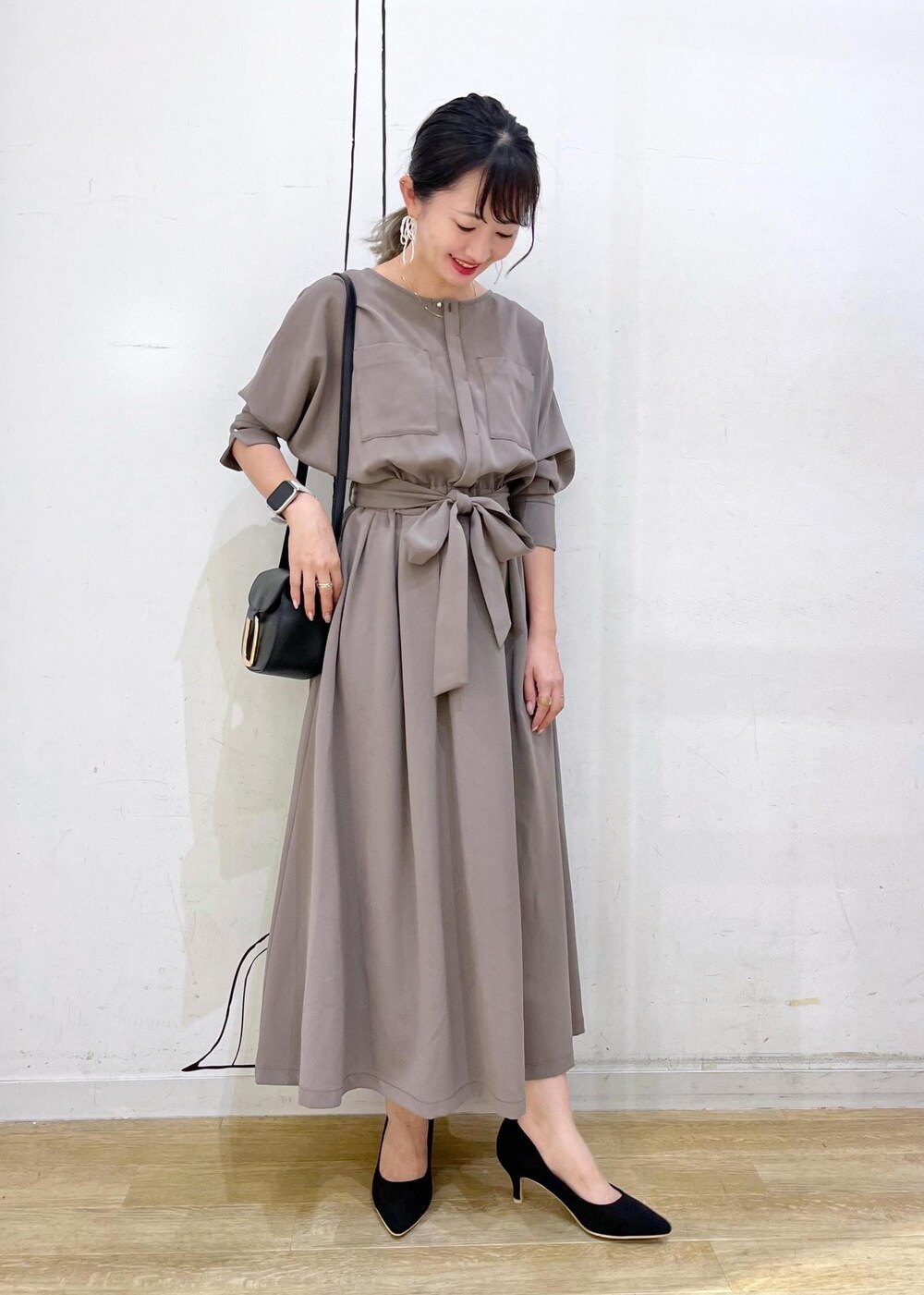 ブラック系のパンプス、ブラック系のパンプス、ブラック系のパンプスを着用したレディースの夏コーディネートの3枚目の写真