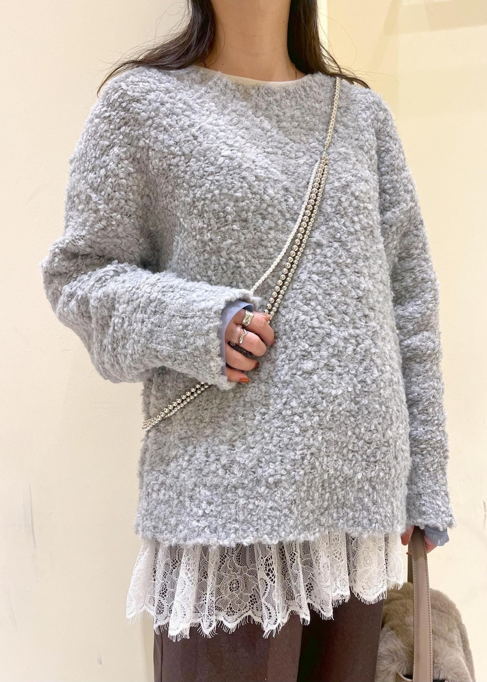 ブラック系のローファー、ブラウン系のショルダーバッグ、グレー系のニット/セーターを着用したレディースの冬コーディネートの6枚目の写真