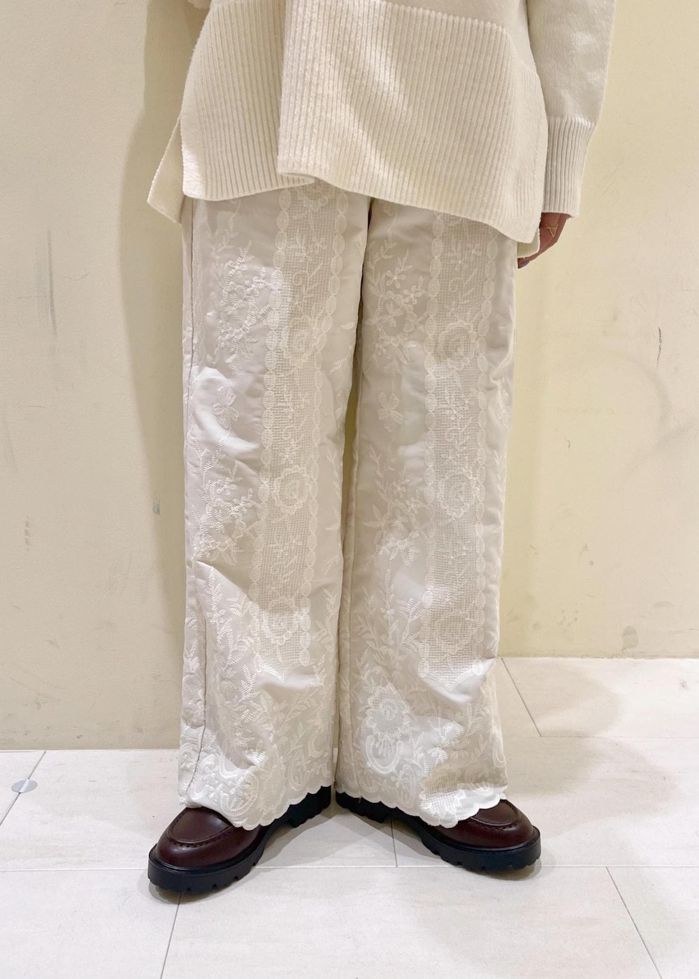 ホワイト系のニット/セーター、ブラウン系のショルダーバッグ、ブラウン系のローファーを着用したレディースの冬コーディネートの7枚目の写真