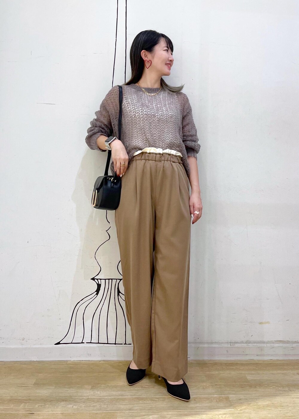 ブラック系のパンプス、ブラック系のパンプス、ブラック系のパンプスを着用したレディースの秋コーディネートの2枚目の写真