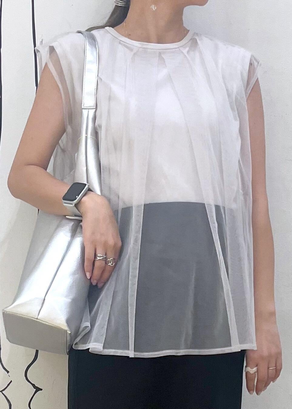 シルバー系のサンダル、ブラック系のスカート、シルバー系のトートバッグを着用したレディースの夏コーディネートの5枚目の写真