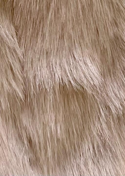 ブラウン系のベスト、ホワイト系のTシャツ/カットソー、グレー系のスラックスを着用したレディースの秋コーディネートの6枚目の写真