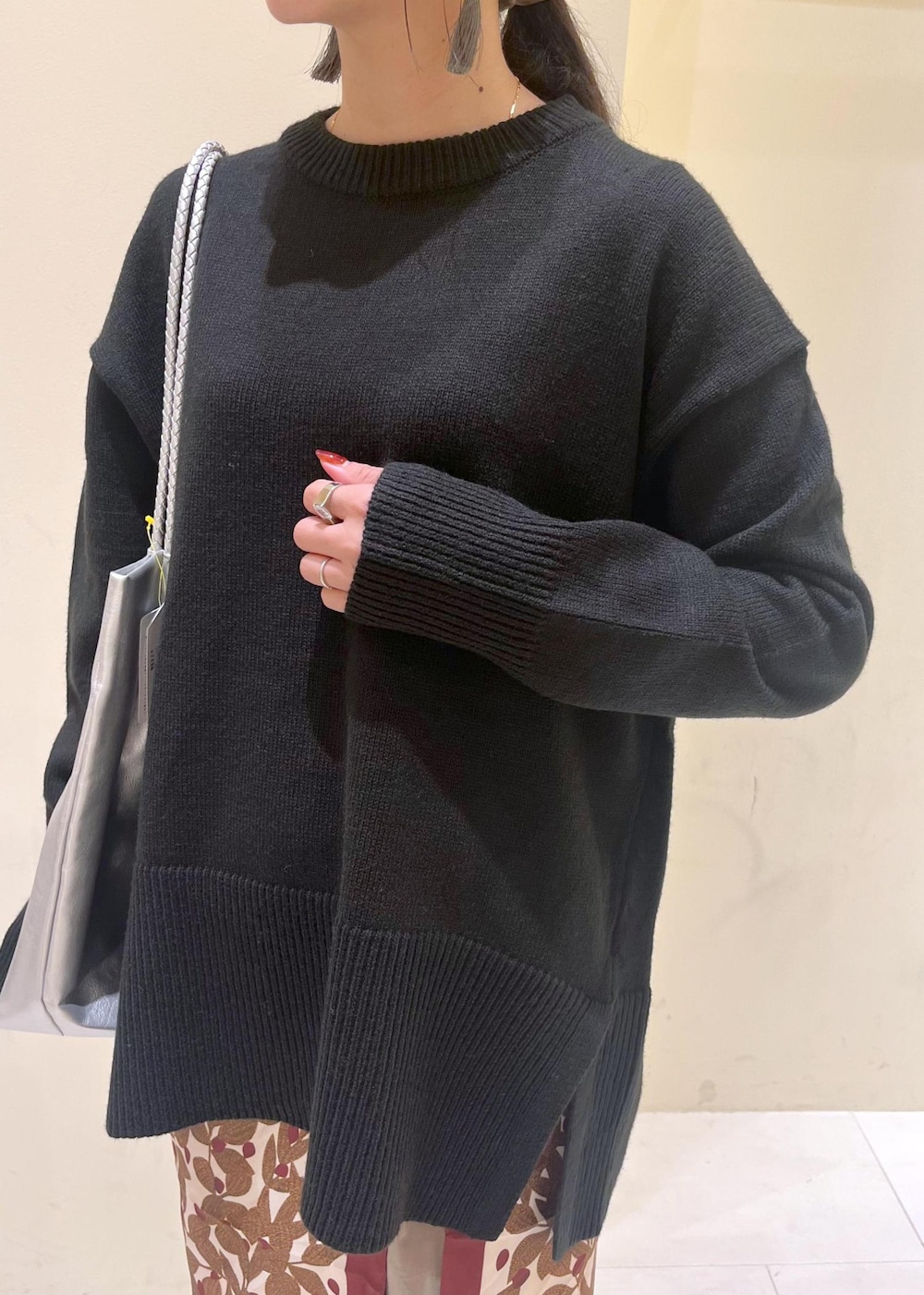 シルバー系のトートバッグ、シルバー系のトートバッグ、ベージュ系のその他パンツを着用したレディースの秋コーディネートの6枚目の写真