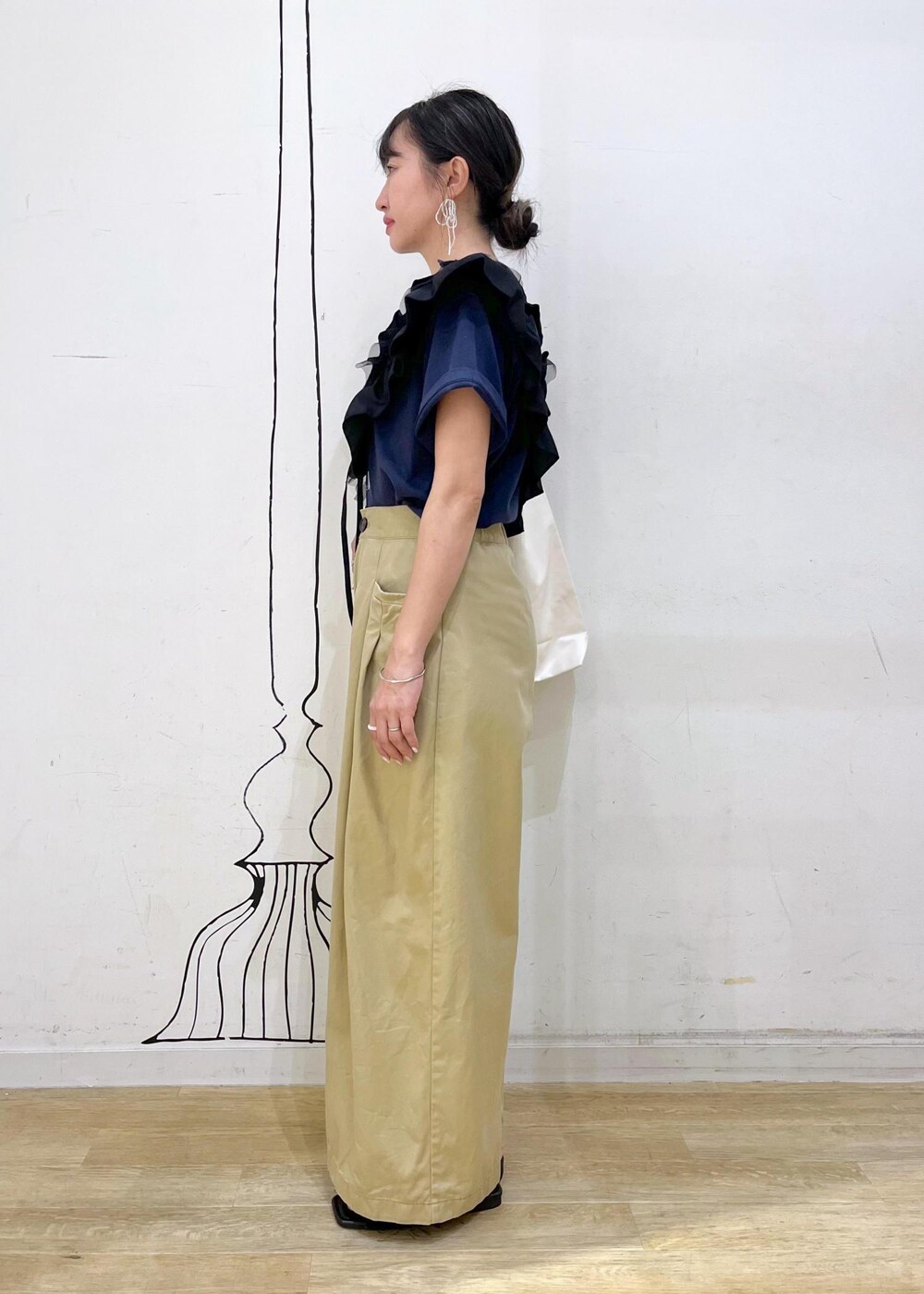 イエロー系のその他パンツ、ホワイト系のトートバッグ、ブラック系のサンダルを着用したレディースの夏コーディネートの3枚目の写真