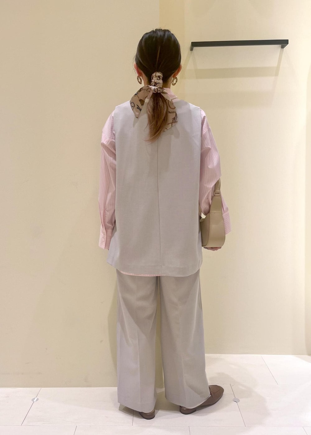 ピンク系のシャツ/ブラウス、グレー系のその他パンツ、グレー系のベストを着用したレディースの春コーディネートの4枚目の写真