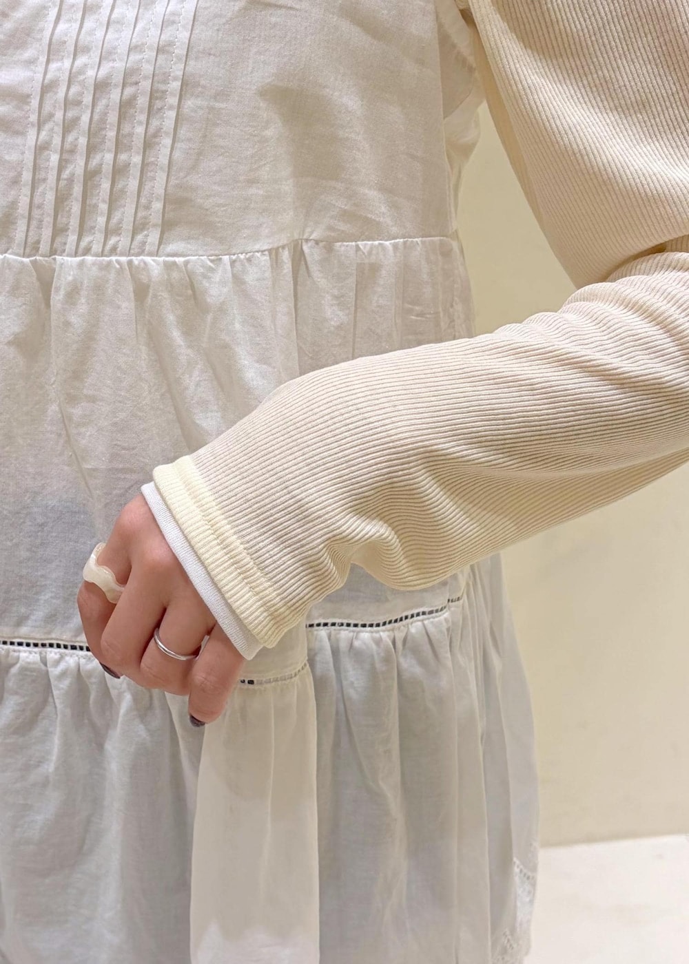 レッド系のバレエシューズ、ベージュ系のショルダーバッグ、ベージュ系のTシャツ/カットソーを着用したレディースの冬コーディネートの6枚目の写真