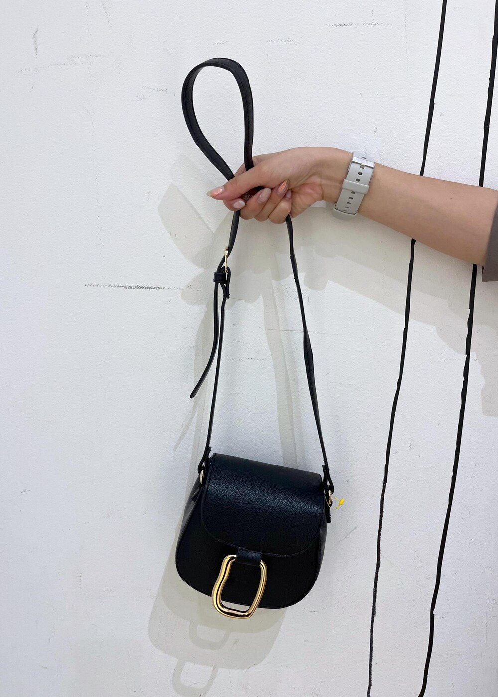 ブラック系のパンプス、ブラック系のパンプス、ブラック系のパンプスを着用したレディースの夏コーディネートの9枚目の写真