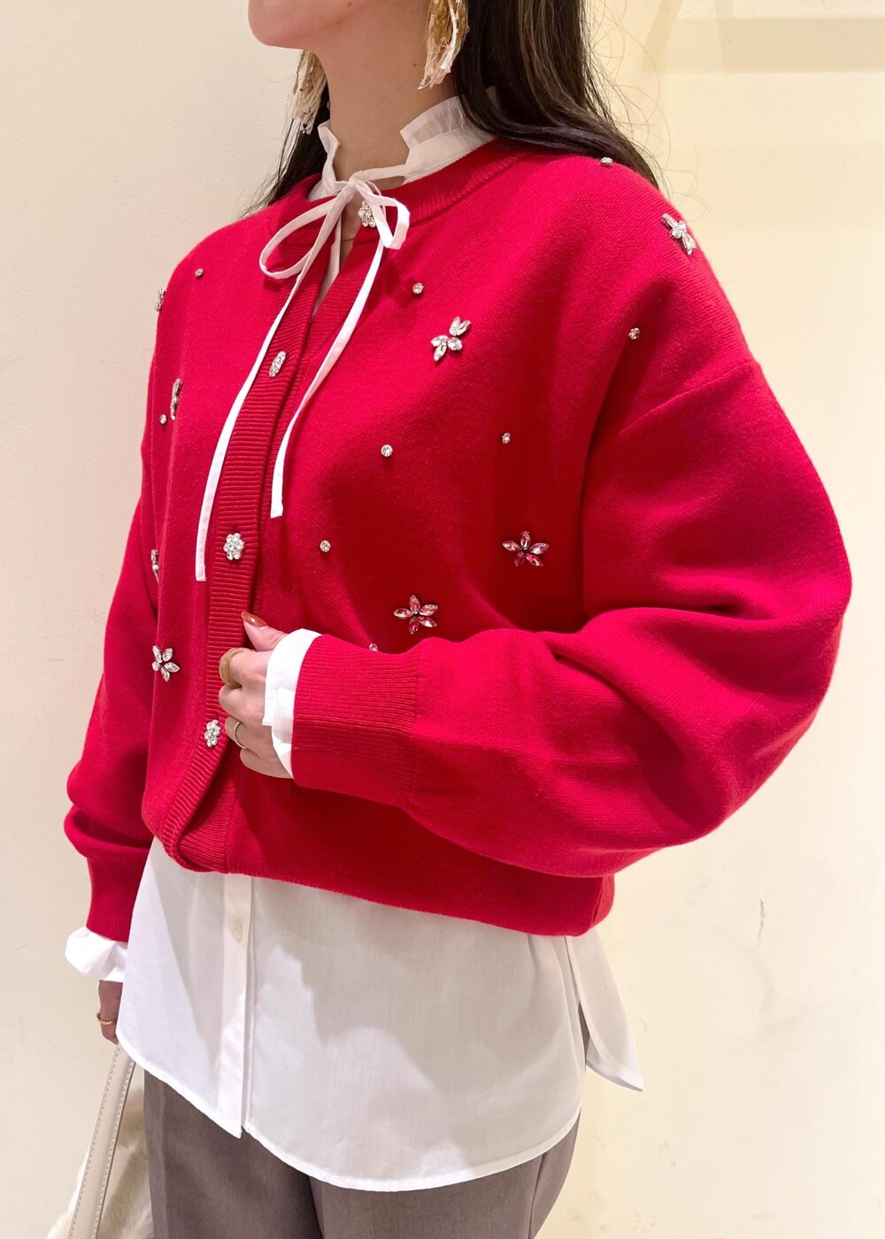 ベージュ系のスラックス、ホワイト系のシャツ/ブラウス、ブラック系のブーツを着用したレディースの冬コーディネートの6枚目の写真