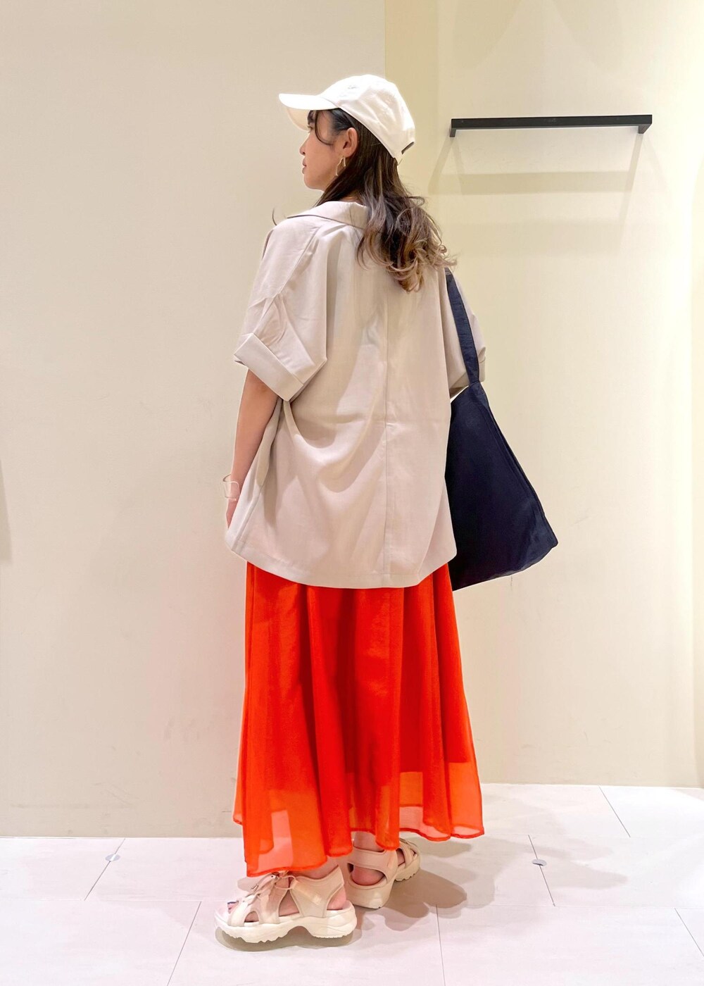 ブラック系のタンクトップ、ホワイト系のTシャツ/カットソー、ホワイト系のサンダルを着用したレディースの春コーディネートの4枚目の写真