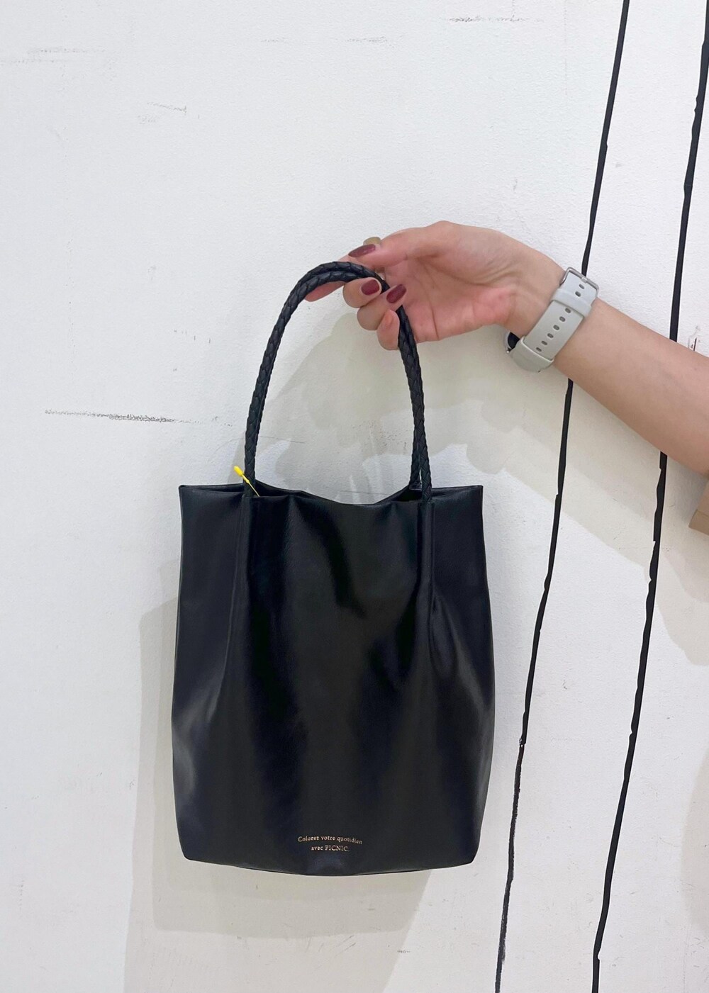 ブラウン系のローファー、ブラック系のトートバッグ、ブルー系のデニムパンツを着用したレディースの秋コーディネートの9枚目の写真