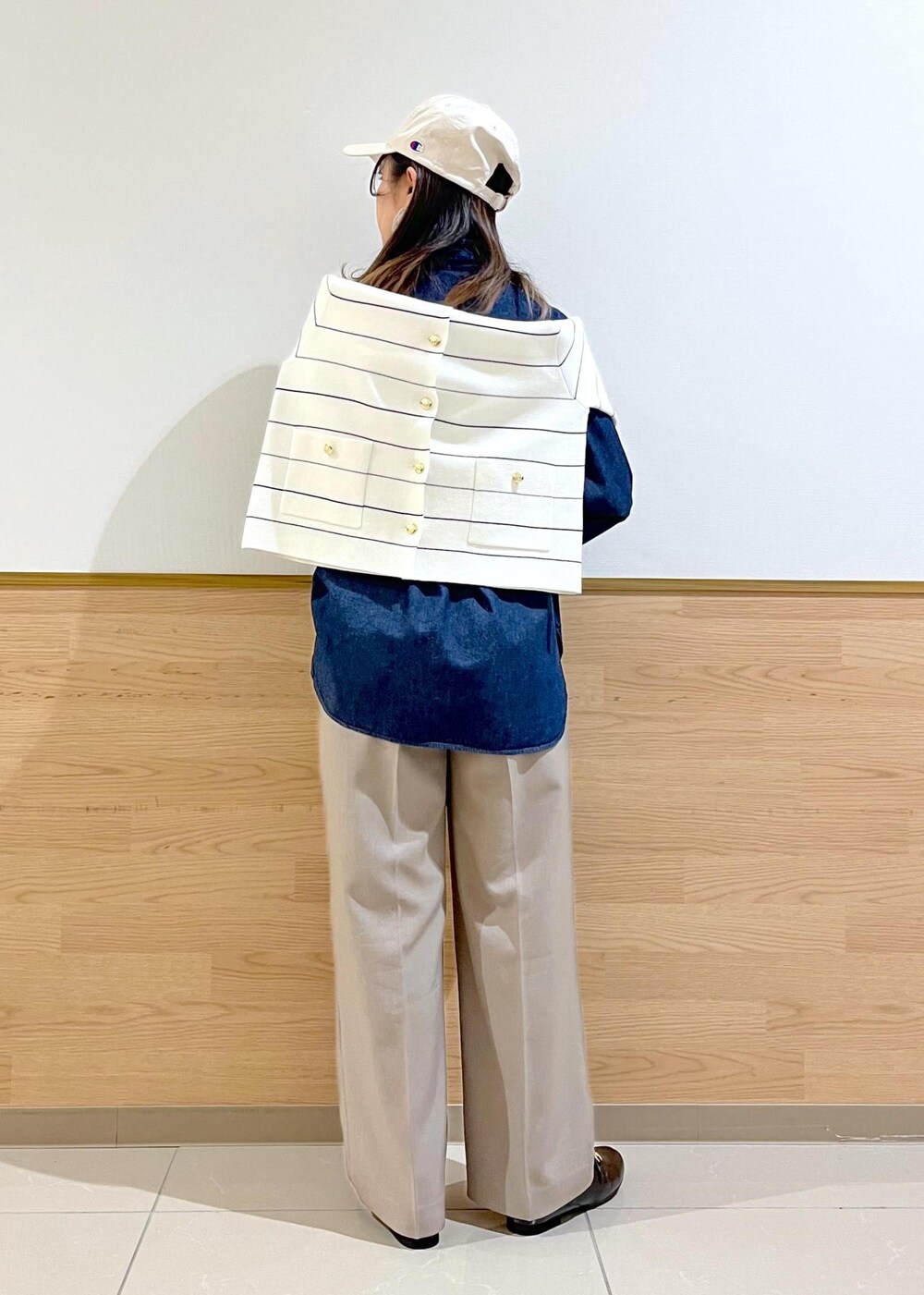 ブラック系のローファー、ブラック系のハンドバッグ、ブラック系のパンプスを着用したレディースの冬コーディネートの4枚目の写真