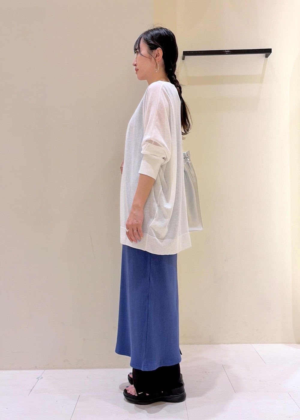 ブラック系のその他パンツ、ブルー系のワンピース、ホワイト系のカーディガン/ボレロを着用したレディースの春コーディネートの5枚目の写真