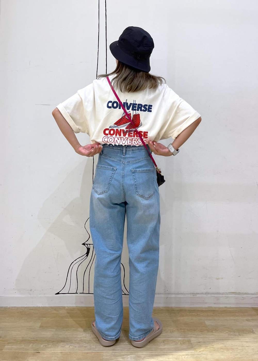 ホワイト系のTシャツ/カットソー、ブルー系のデニムパンツ、グレー系のショルダーバッグを着用したレディースの夏コーディネートの4枚目の写真