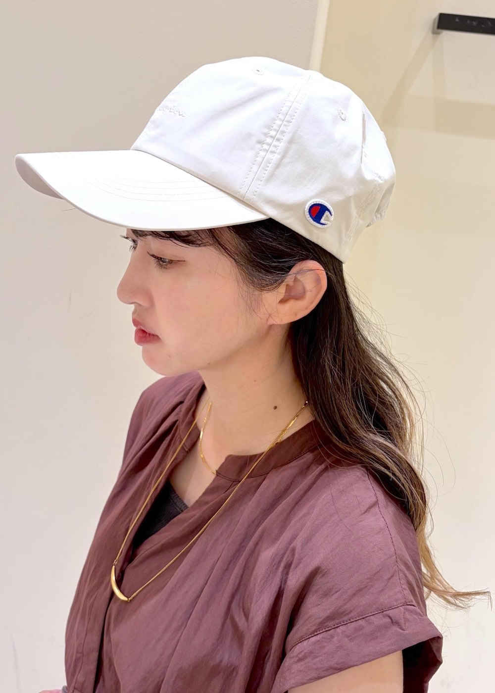 ブラック系のショルダーバッグ、ベージュ系のサンダル、ブラウン系のワンピースを着用したレディースの夏コーディネートの6枚目の写真