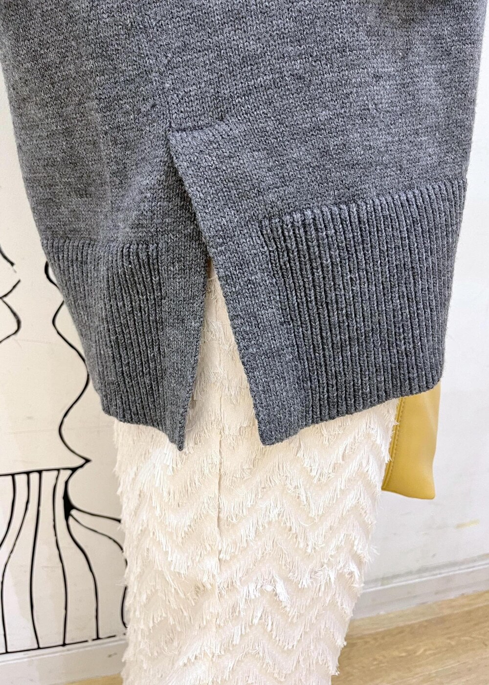 グレー系のタンクトップ、ブラック系のパンプス、イエロー系のショルダーバッグを着用したレディースの夏コーディネートの5枚目の写真