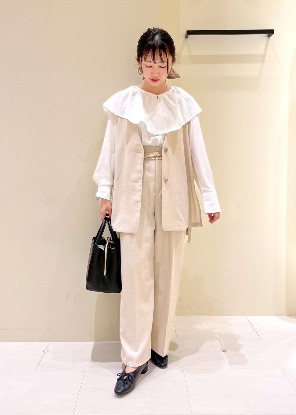 ホワイト系のシャツ/ブラウス、ベージュ系のその他パンツ、ベージュ系のベストを着用したレディースの春コーディネートの2枚目の写真