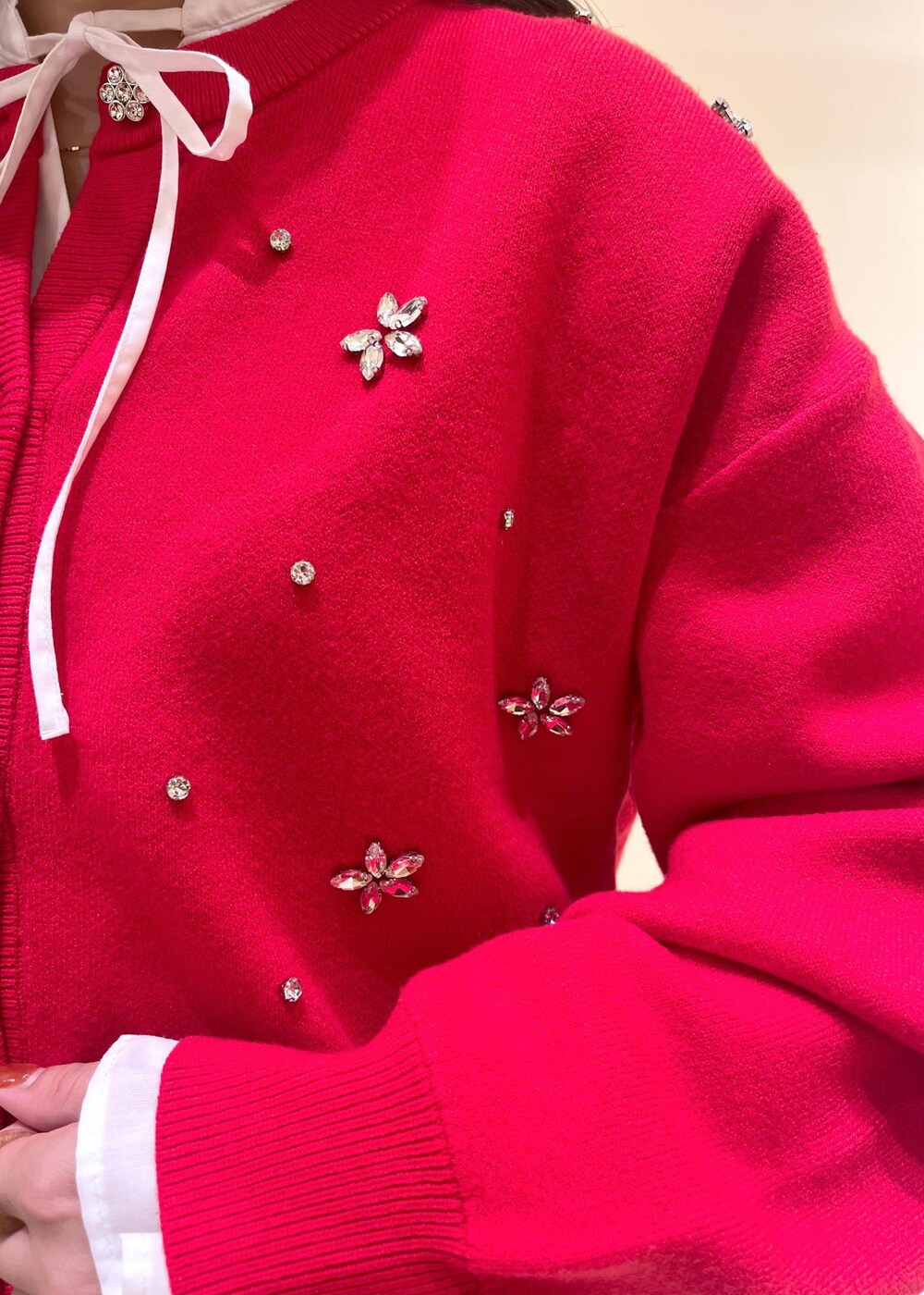 ベージュ系のスラックス、ホワイト系のシャツ/ブラウス、ブラック系のブーツを着用したレディースの冬コーディネートの5枚目の写真