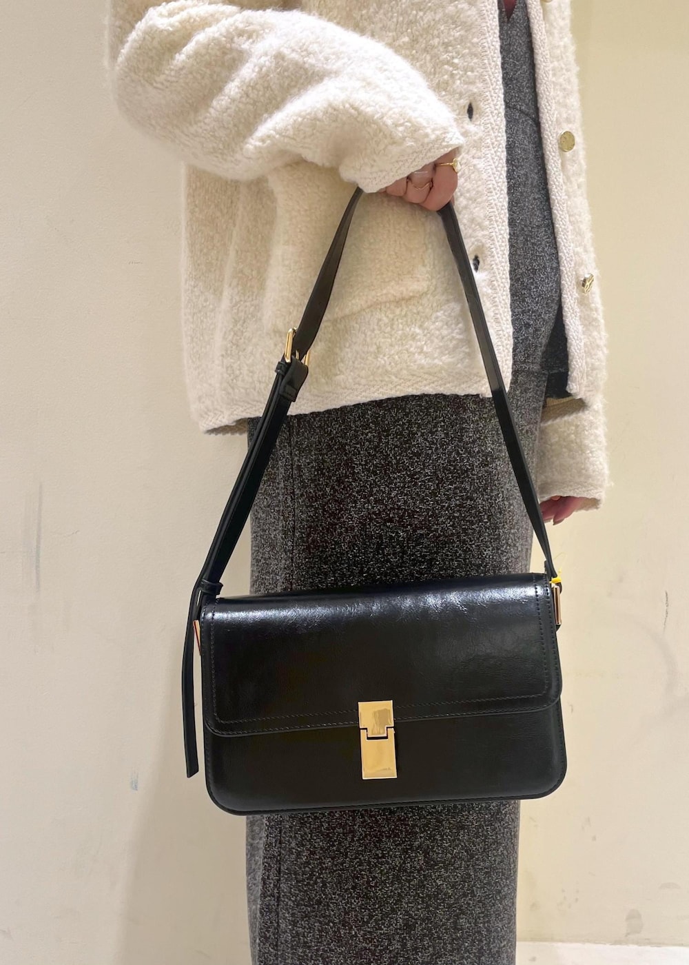 ブラック系のショルダーバッグ、ホワイト系のカーディガン/ボレロ、レッド系のニット/セーターを着用したレディースの秋コーディネートの7枚目の写真