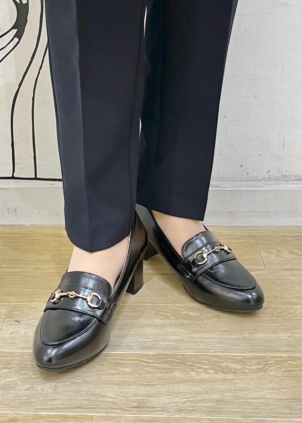 ブラック系のローファー、ブラック系のショルダーバッグ、ブルー系のベストを着用したレディースの冬コーディネートの10枚目の写真