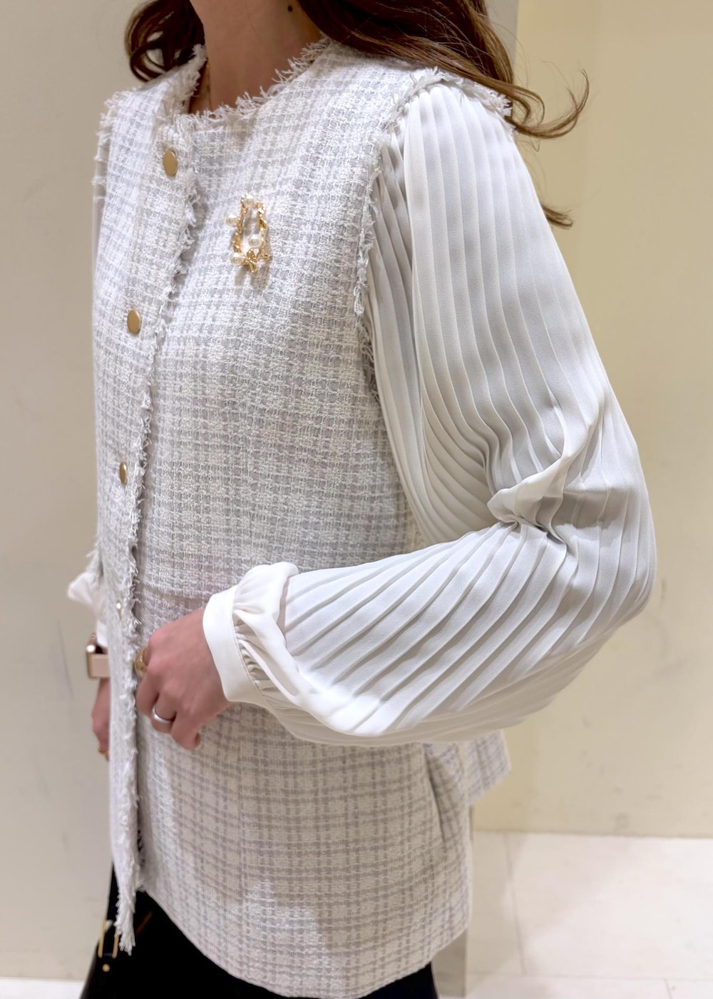 ブラック系のショルダーバッグ、ブルー系のその他パンツ、グレー系のベストを着用したレディースの冬コーディネートの5枚目の写真