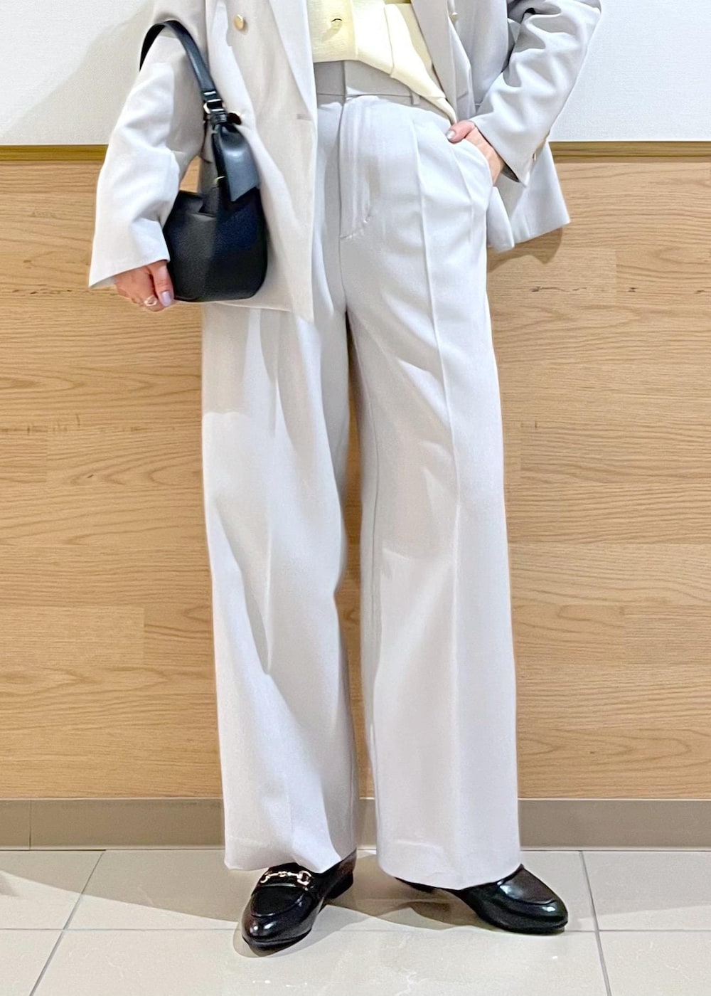 ブラック系のローファー、ホワイト系のカーディガン/ボレロ、グレー系のその他パンツを着用したレディースの冬コーディネートの9枚目の写真