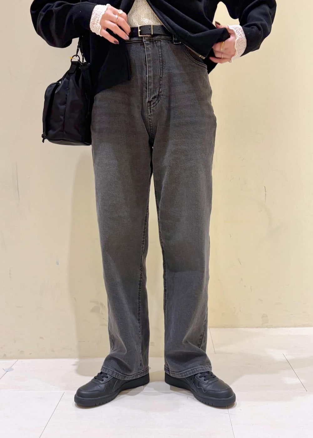 ホワイト系のTシャツ/カットソー、ブラック系のカーディガン/ボレロ、ブラック系のデニムパンツを着用したレディースの春コーディネートの7枚目の写真