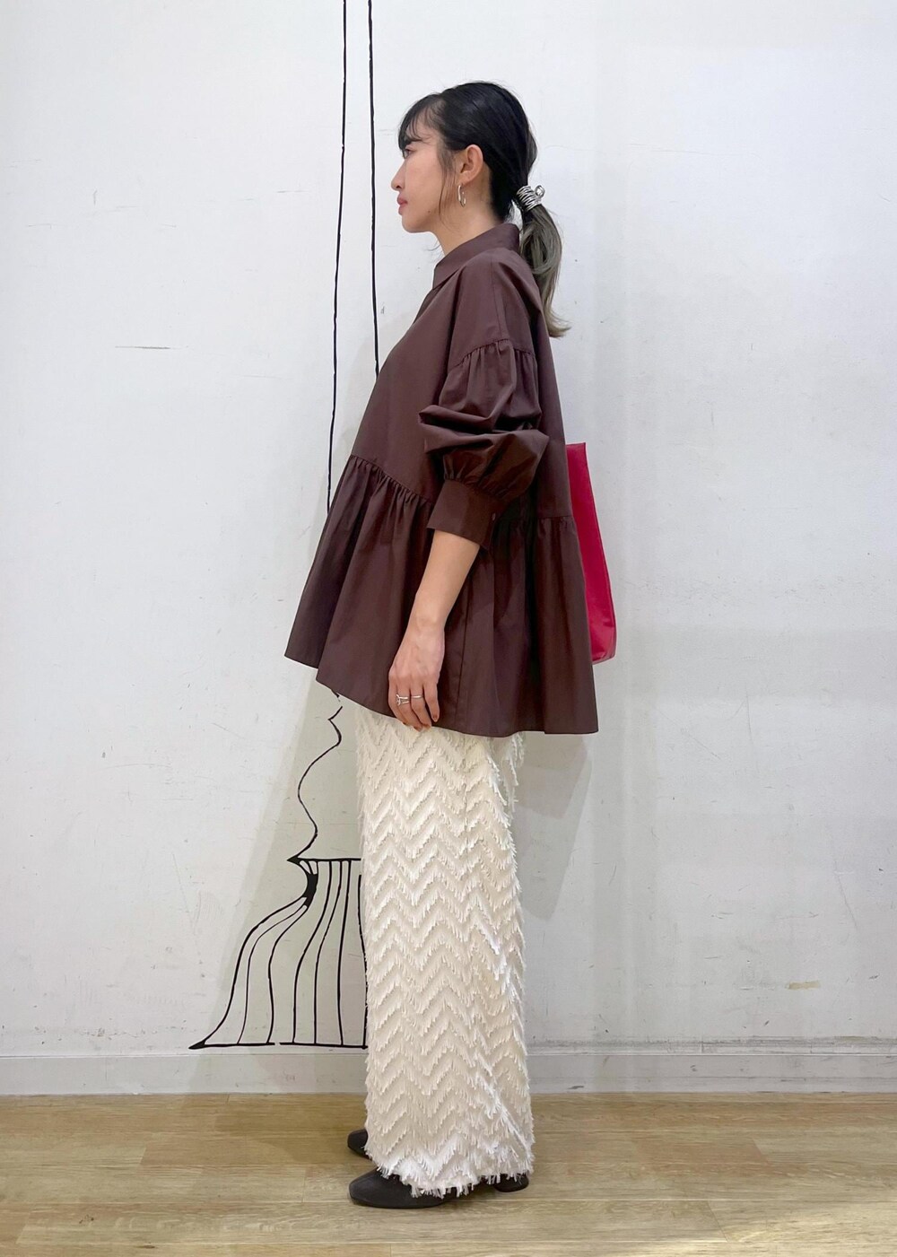 ブラウン系のシャツ/ブラウス、グレー系のパンプス、ベージュ系のその他パンツを着用したレディースの秋コーディネートの4枚目の写真