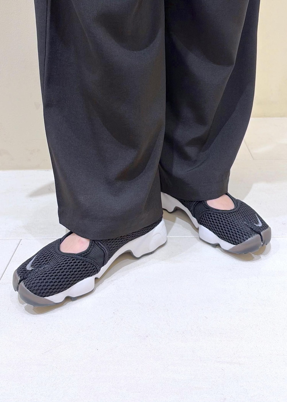 ベージュ系のテーラードジャケット、ブラック系のその他パンツ、シルバー系のトートバッグを着用したレディースの春コーディネートの10枚目の写真