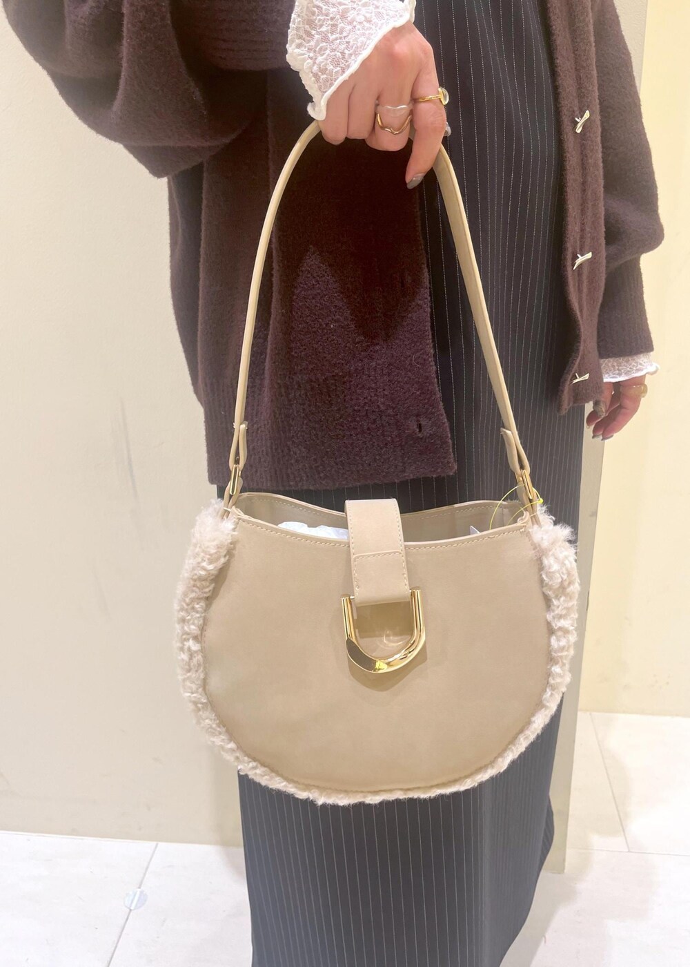 ブルー系のワンピース、ブラウン系のカーディガン/ボレロ、ホワイト系のTシャツ/カットソーを着用したレディースの秋コーディネートの8枚目の写真