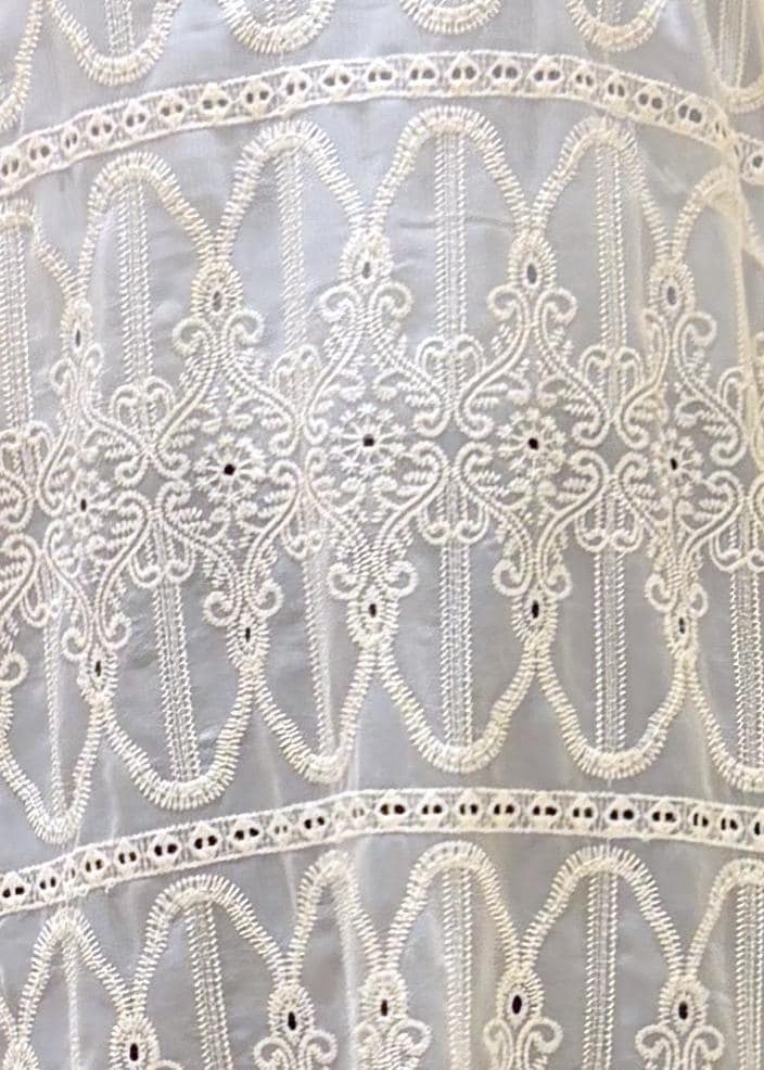 ブルー系のTシャツ/カットソー、ブラック系のデニムパンツ、ホワイト系のワンピースを着用したレディースの春コーディネートの7枚目の写真