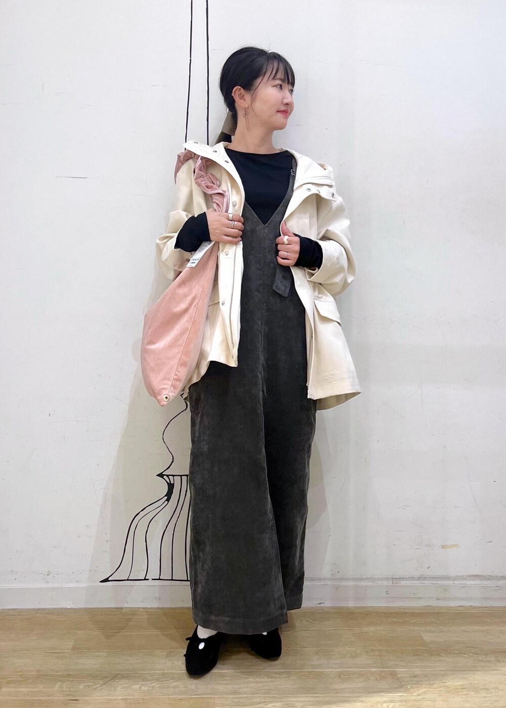 ブラック系のTシャツ/カットソー、ピンク系のショルダーバッグ、ホワイト系のマウンテンパーカーを着用したレディースの秋コーディネートの3枚目の写真
