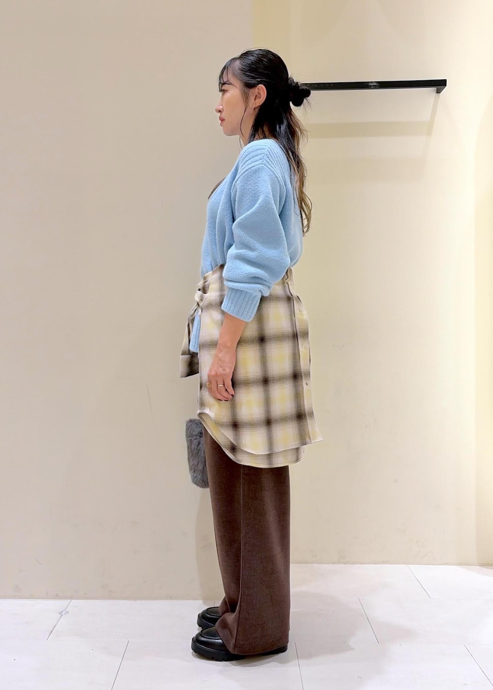 ブラック系のローファー、ブラウン系のその他パンツ、ブルー系のニット/セーターを着用したレディースの秋コーディネートの5枚目の写真