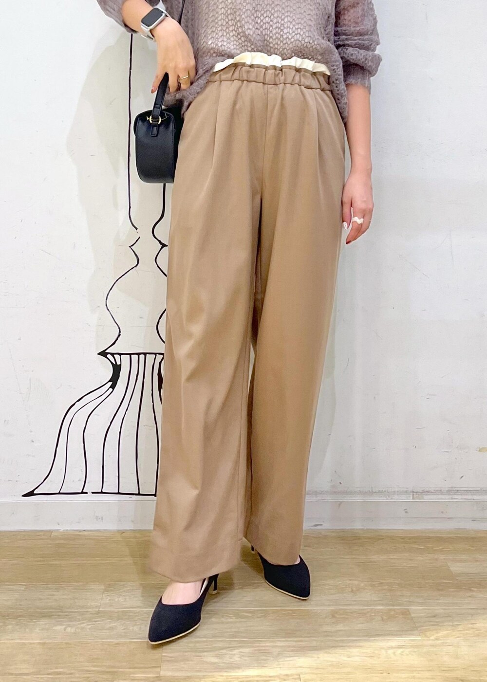 ブラック系のパンプス、ブラック系のパンプス、ブラック系のパンプスを着用したレディースの秋コーディネートの8枚目の写真