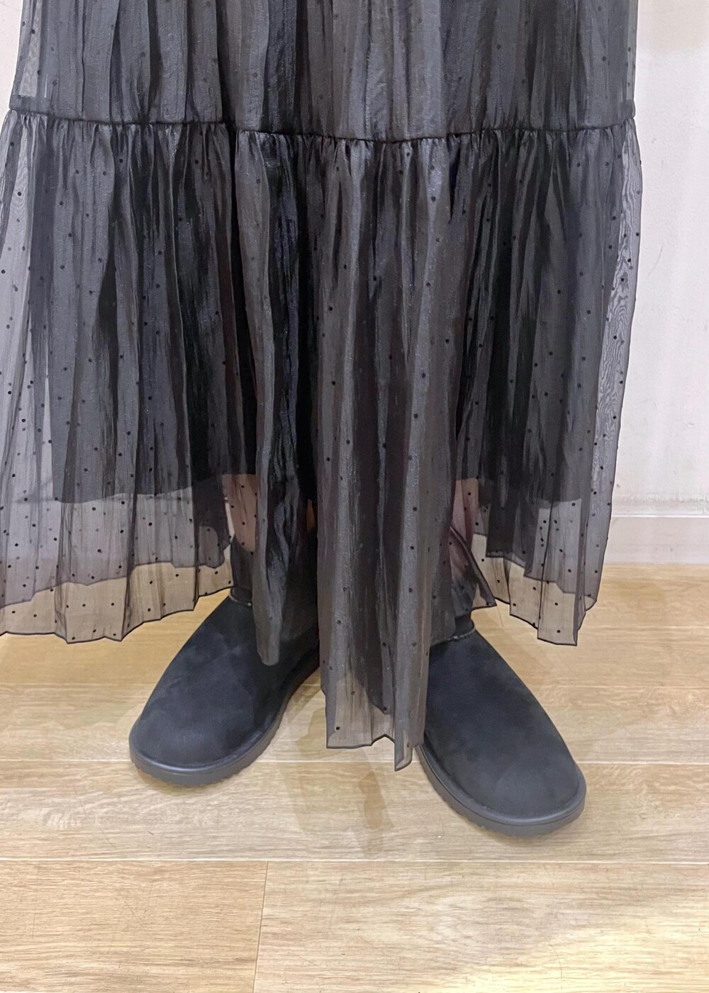 ホワイト系のトートバッグ、ピンク系のニット/セーター、ブラック系のスカートを着用したレディースの冬コーディネートの10枚目の写真