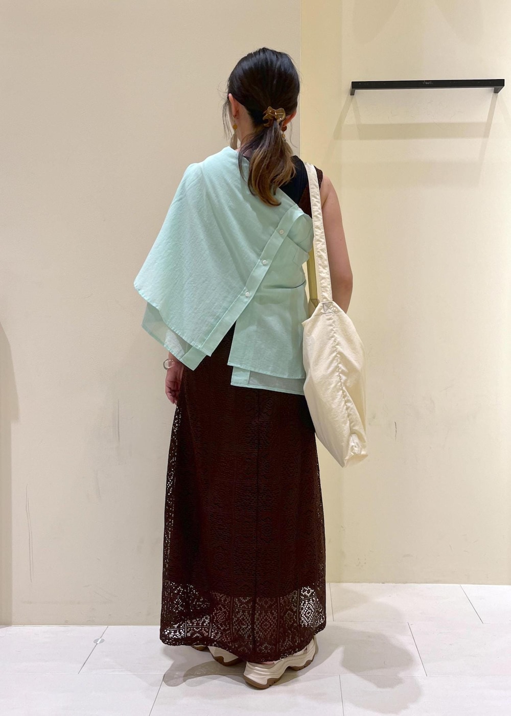 ブラック系のタンクトップ、グリーン系のシャツ/ブラウス、ホワイト系のトートバッグを着用したレディースの夏コーディネートの5枚目の写真