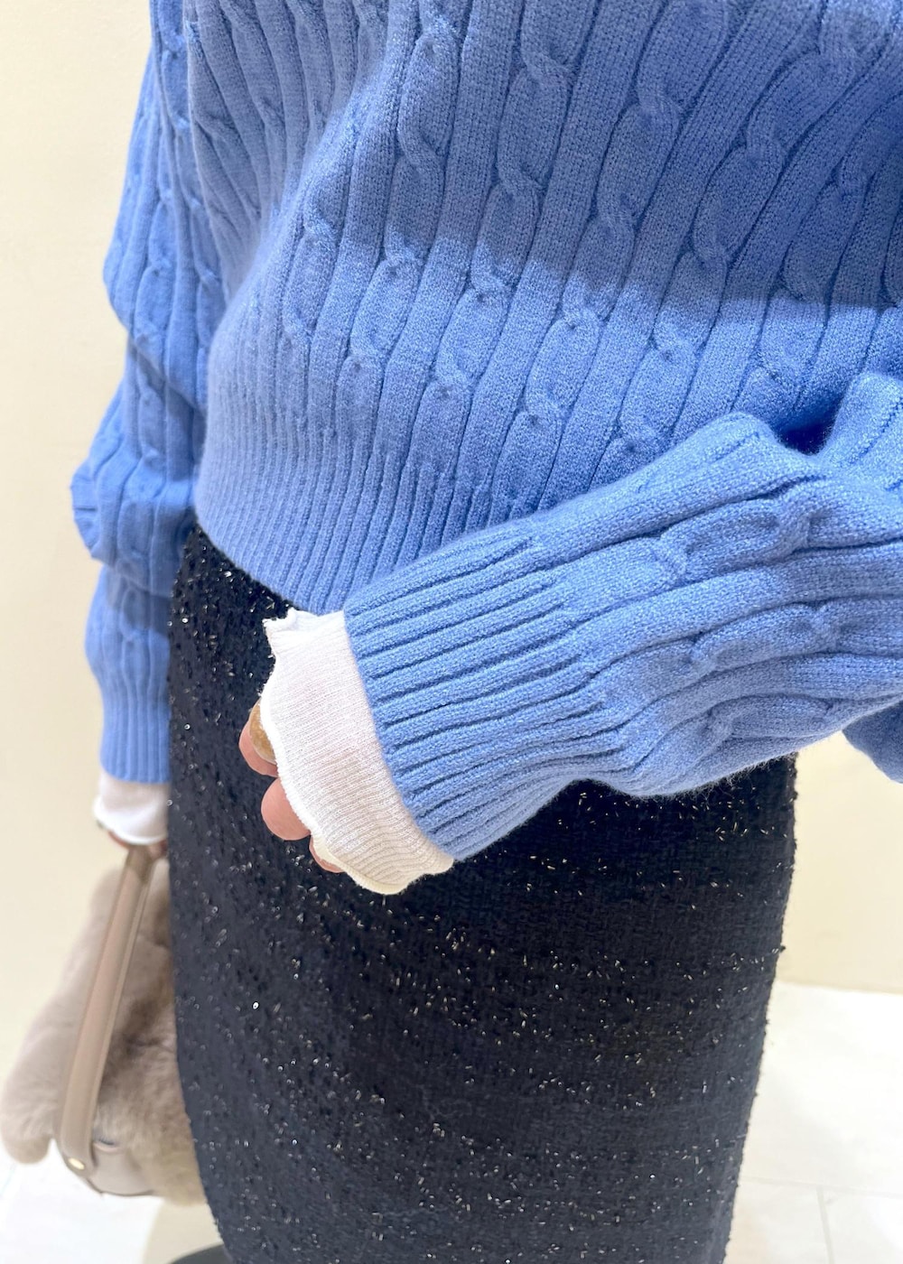 ブルー系のスカート、ホワイト系のTシャツ/カットソー、ブルー系のニット/セーターを着用したレディースの冬コーディネートの5枚目の写真