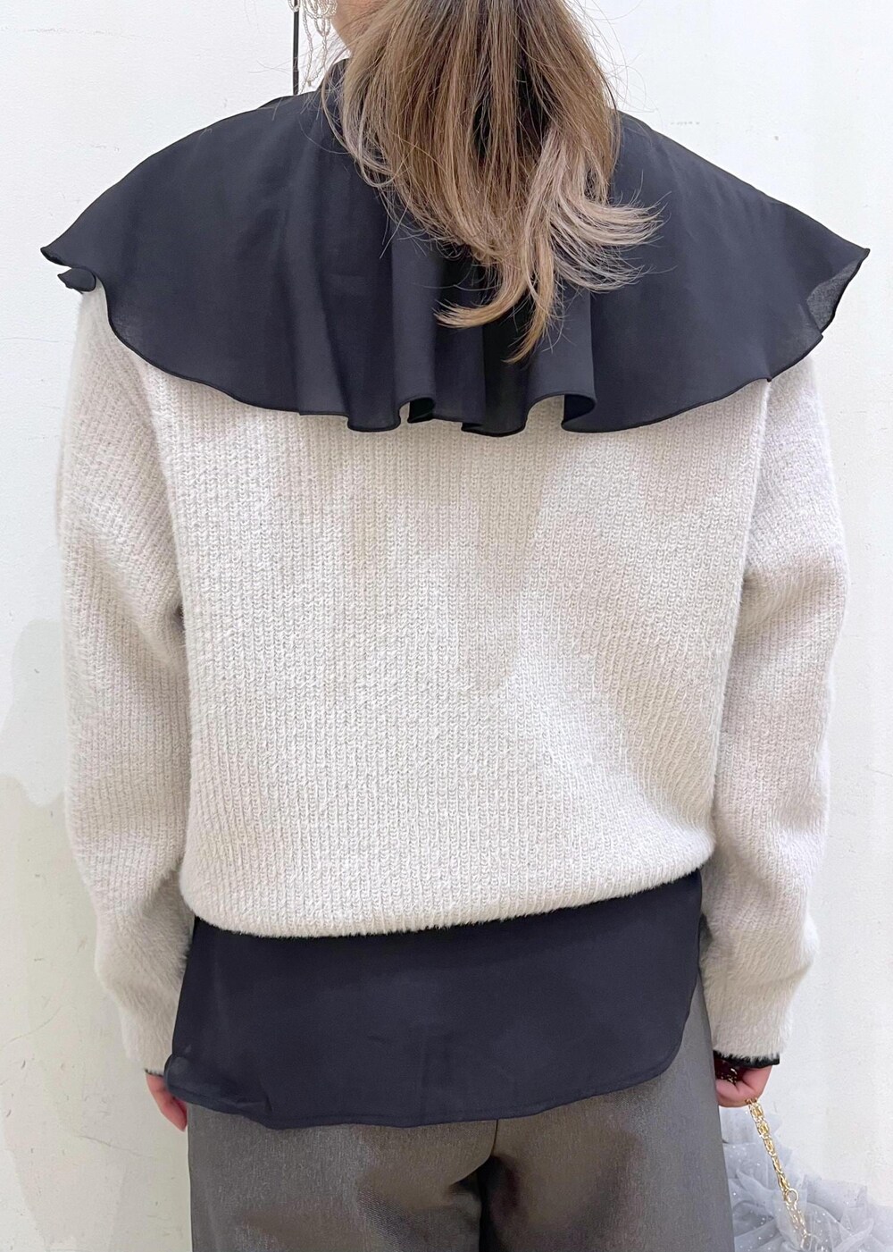 ブラック系のシャツ/ブラウス、シルバー系のバレエシューズ、グレー系のその他パンツを着用したレディースの冬コーディネートの5枚目の写真