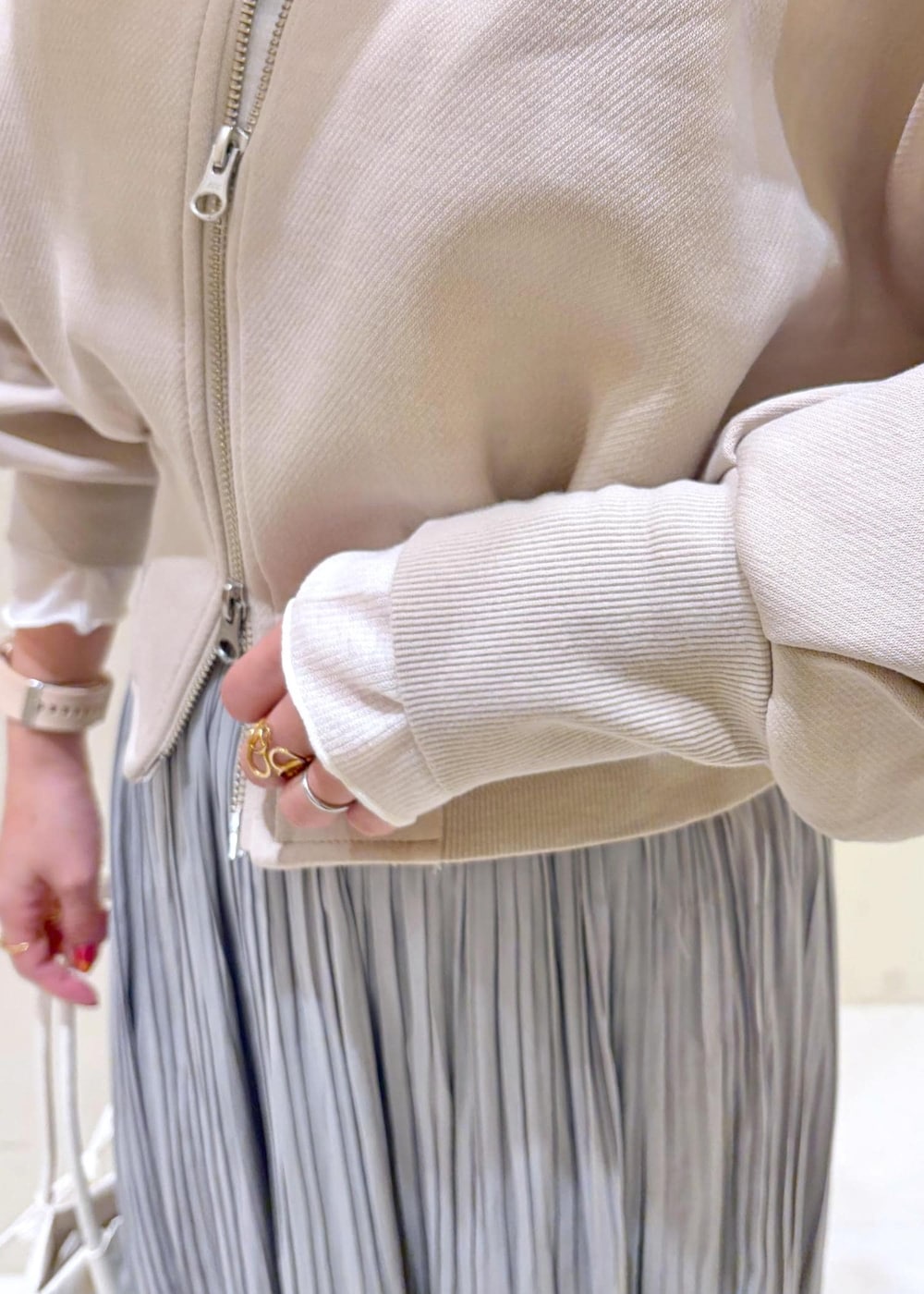 グレー系のスカート、ベージュ系のカーディガン/ボレロ、ホワイト系のトートバッグを着用したレディースの冬コーディネートの7枚目の写真