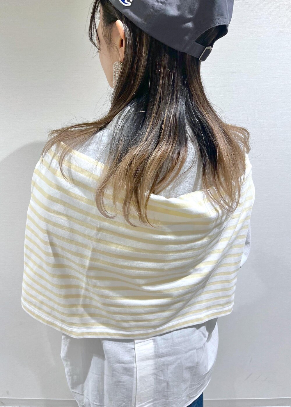 ブラック系のローファー、ブラック系のパンプス、ベージュ系のTシャツ/カットソーを着用したレディースの春コーディネートの7枚目の写真