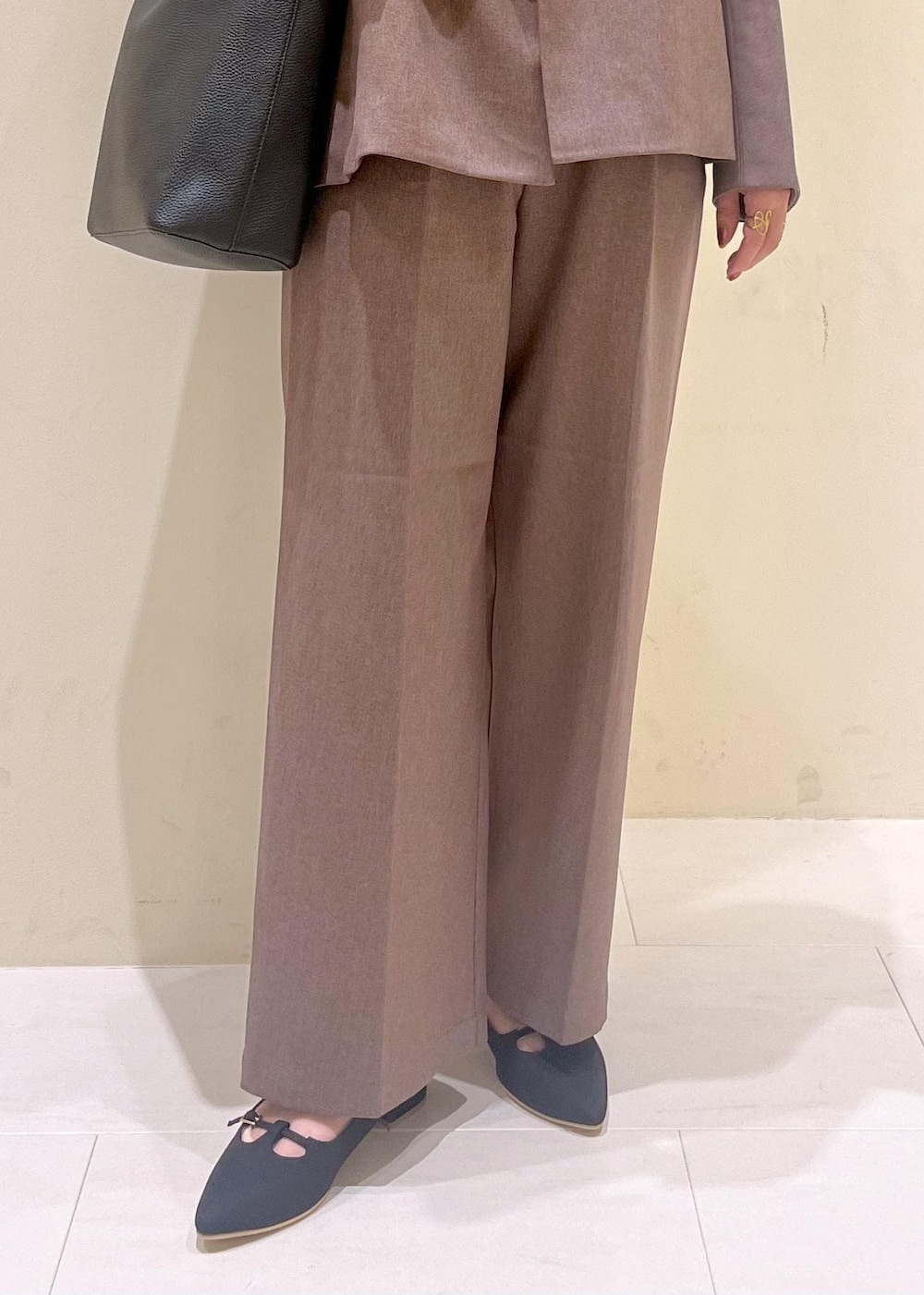 ブラック系のショルダーバッグ、ブラック系のシャツ/ブラウス、ベージュ系のテーラードジャケットを着用したレディースの秋コーディネートの9枚目の写真