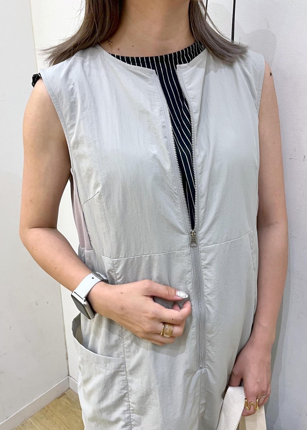 ホワイト系のトートバッグ、ブラック系のTシャツ/カットソー、グレー系のワンピースを着用したレディースの夏コーディネートの7枚目の写真